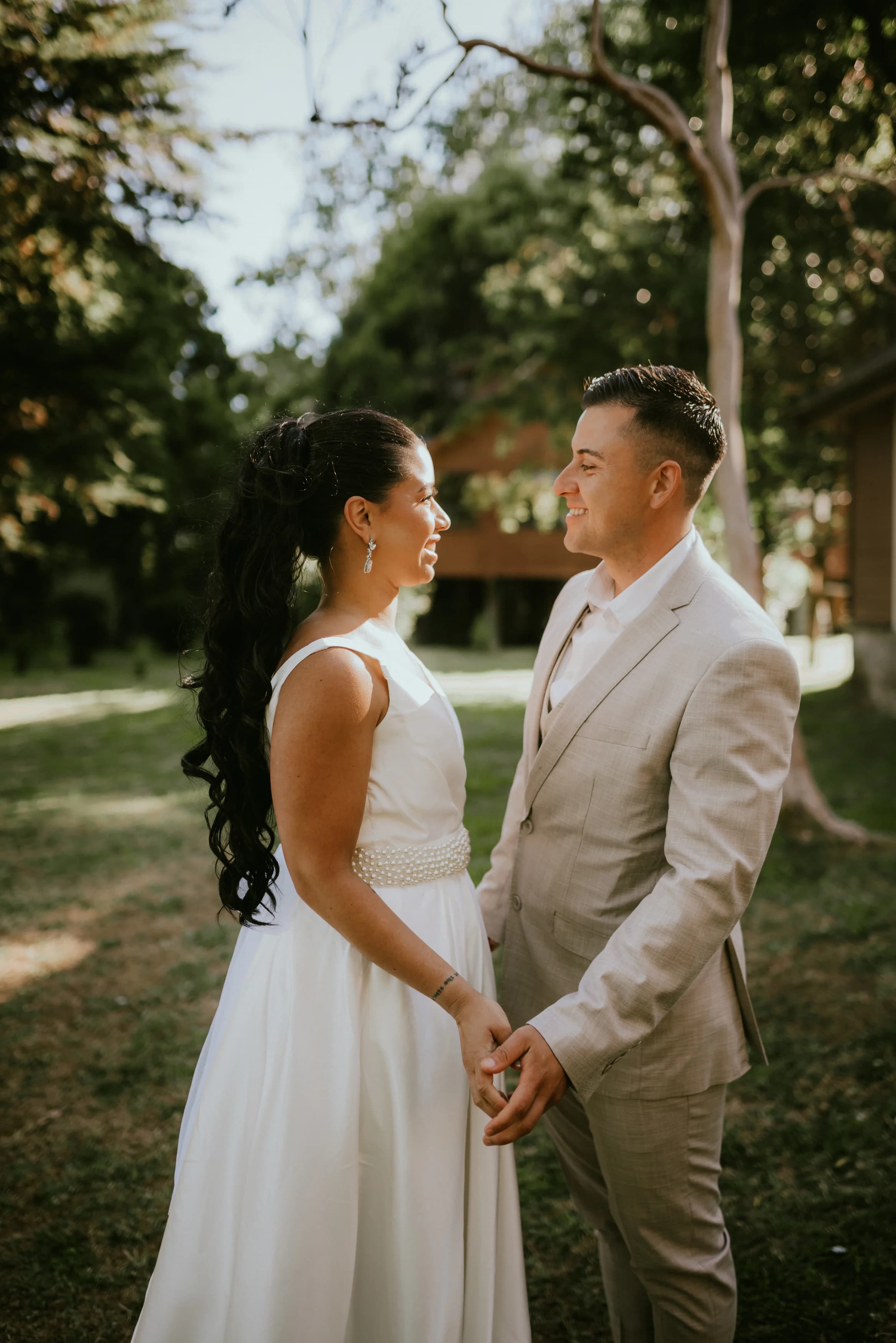 Celebración de matrimonio al aire libre junto al río en Puerto Montt