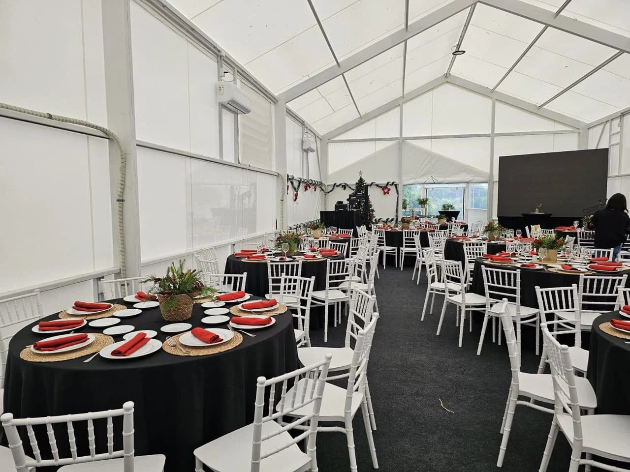 Interior del salón de eventos preparado para una celebración