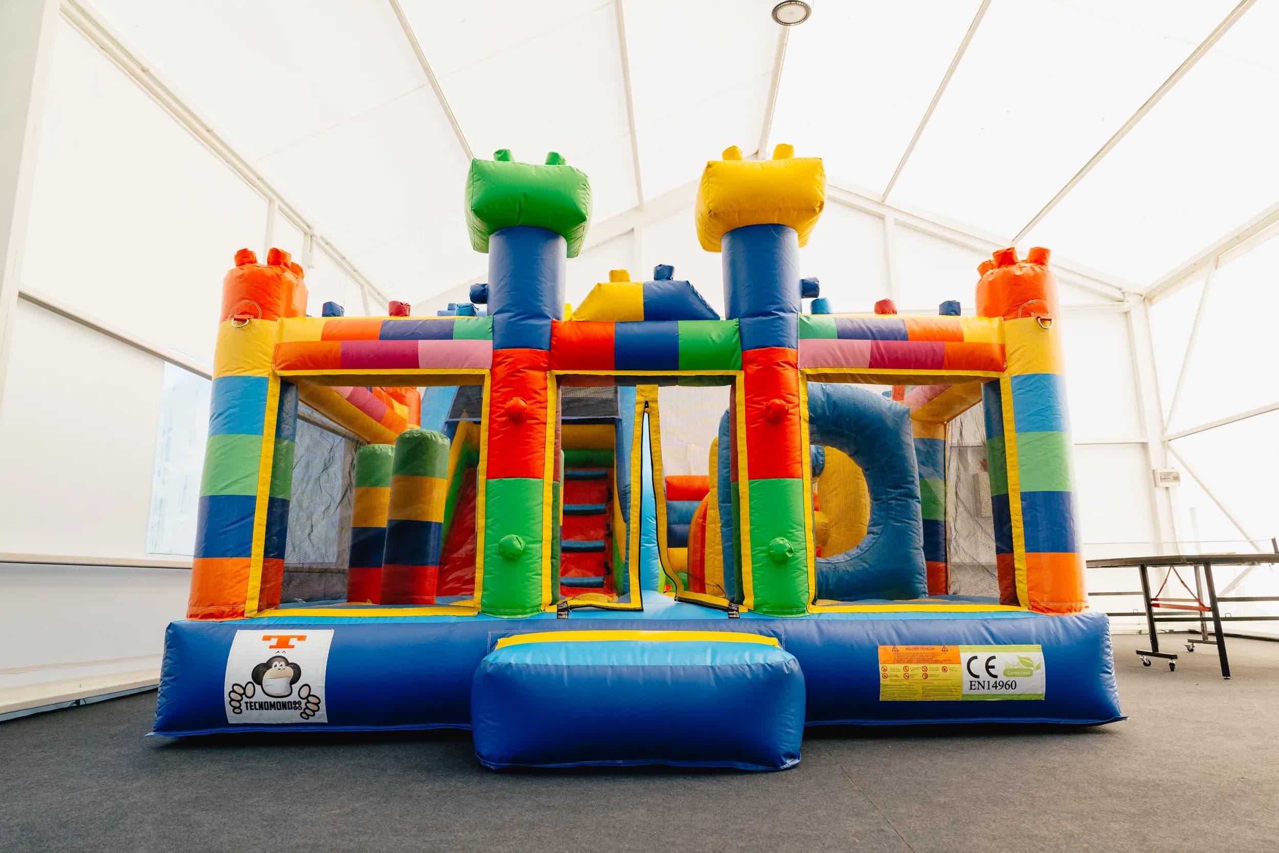 Salón decorado para celebración de cumpleaños en un entorno natural
